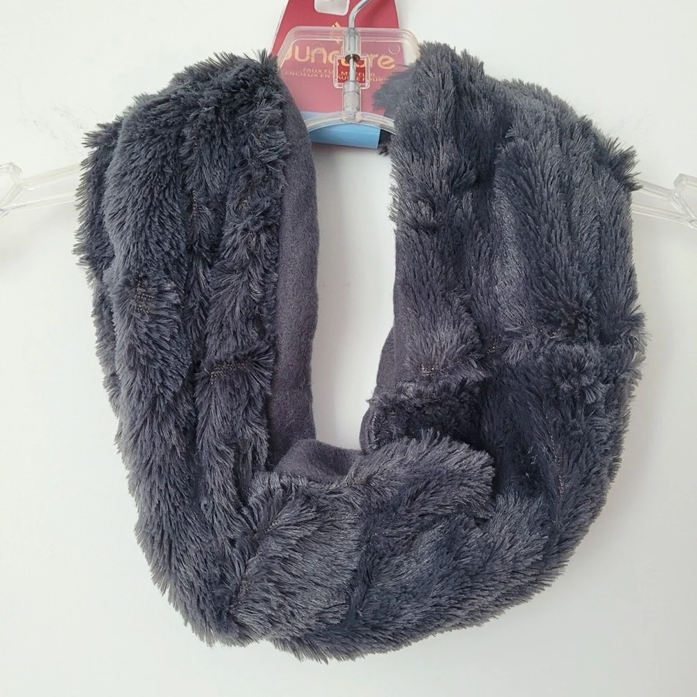 JUNCTURE Faux Fur Grey Muffler Circle Infinity Scarf NWT‎